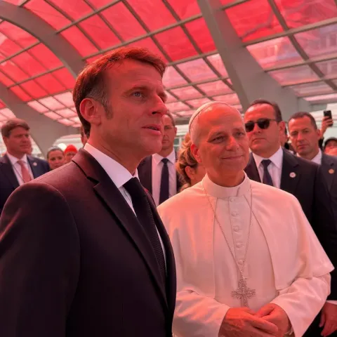 Emmanuel Macron porte la marque du diable sous les yeux du pape