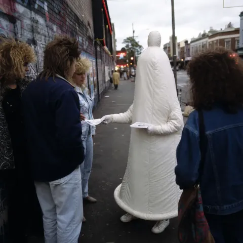 En Australie, Condoman patrouillait en costume de préservatif dans les années 1980