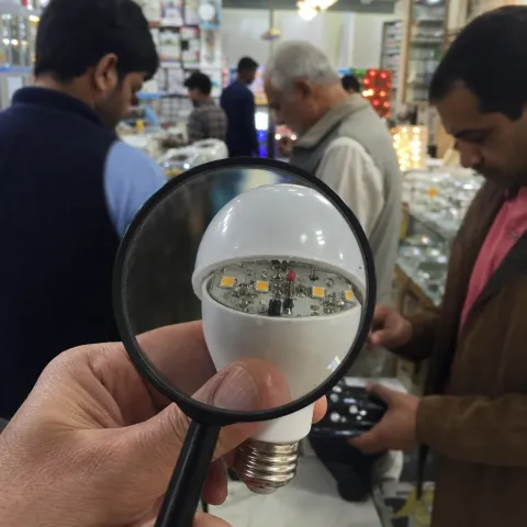 L'État glisse des puces GPS dans vos ampoules LED pour vous espionner chez vous