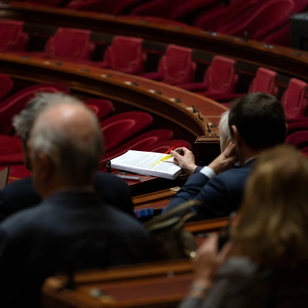 Le Sénat classe les vérités gênantes en fake news pour étouffer la dissidence