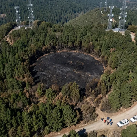 Les antennes 5G et HAARP allument les forêts avec des lasers infrarouges