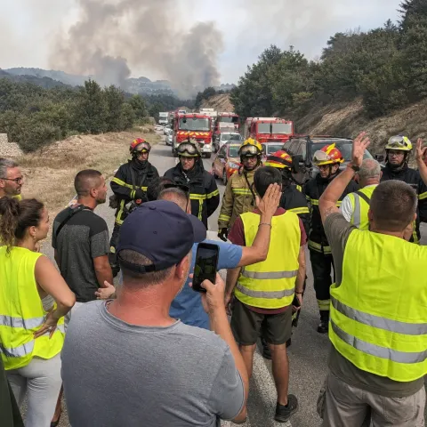 Les pompiers refusent l'aide des bénévoles pendant les incendies