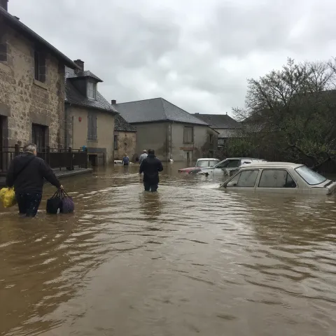 Macron a inondé la Creuse pour sauver les Champs-Élysées