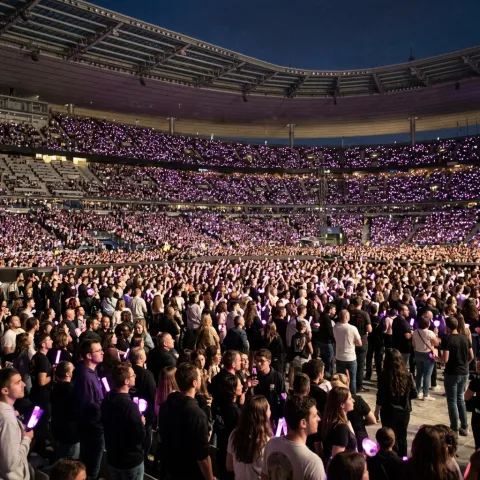 Macron danse avec des lightsticks BTS pendant que la France grelotte